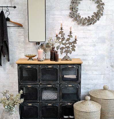 Bild av elegant inredning med ljusstake och spegel