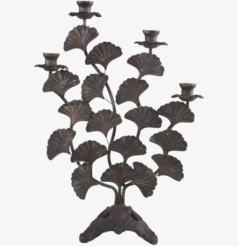 Foto av antik mässing ljusstake med naturinspiration