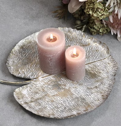 Bild av smakfullt arrangerade ljuslyktor och dekorationer