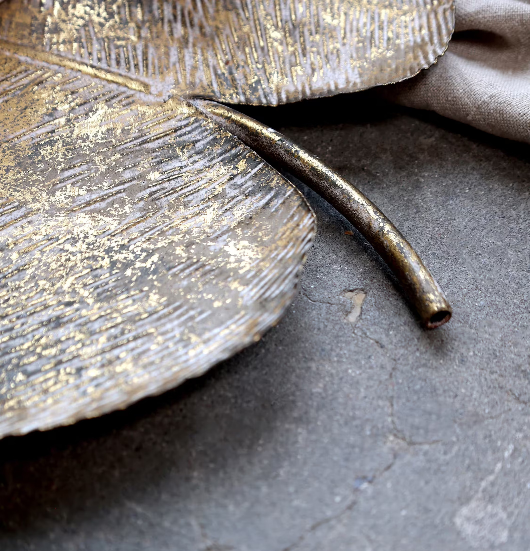 Fat Blad Antik Champagne från Chic Antique på betongyta