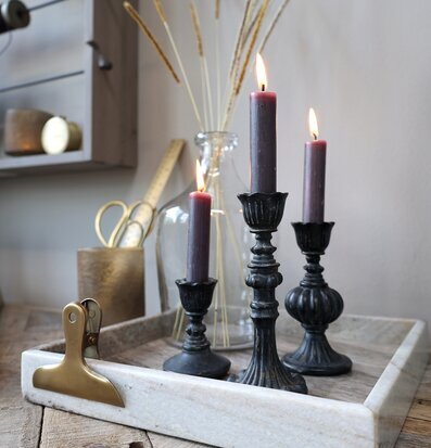 Bild av charmig inredning med antiksvarta ljusstakar