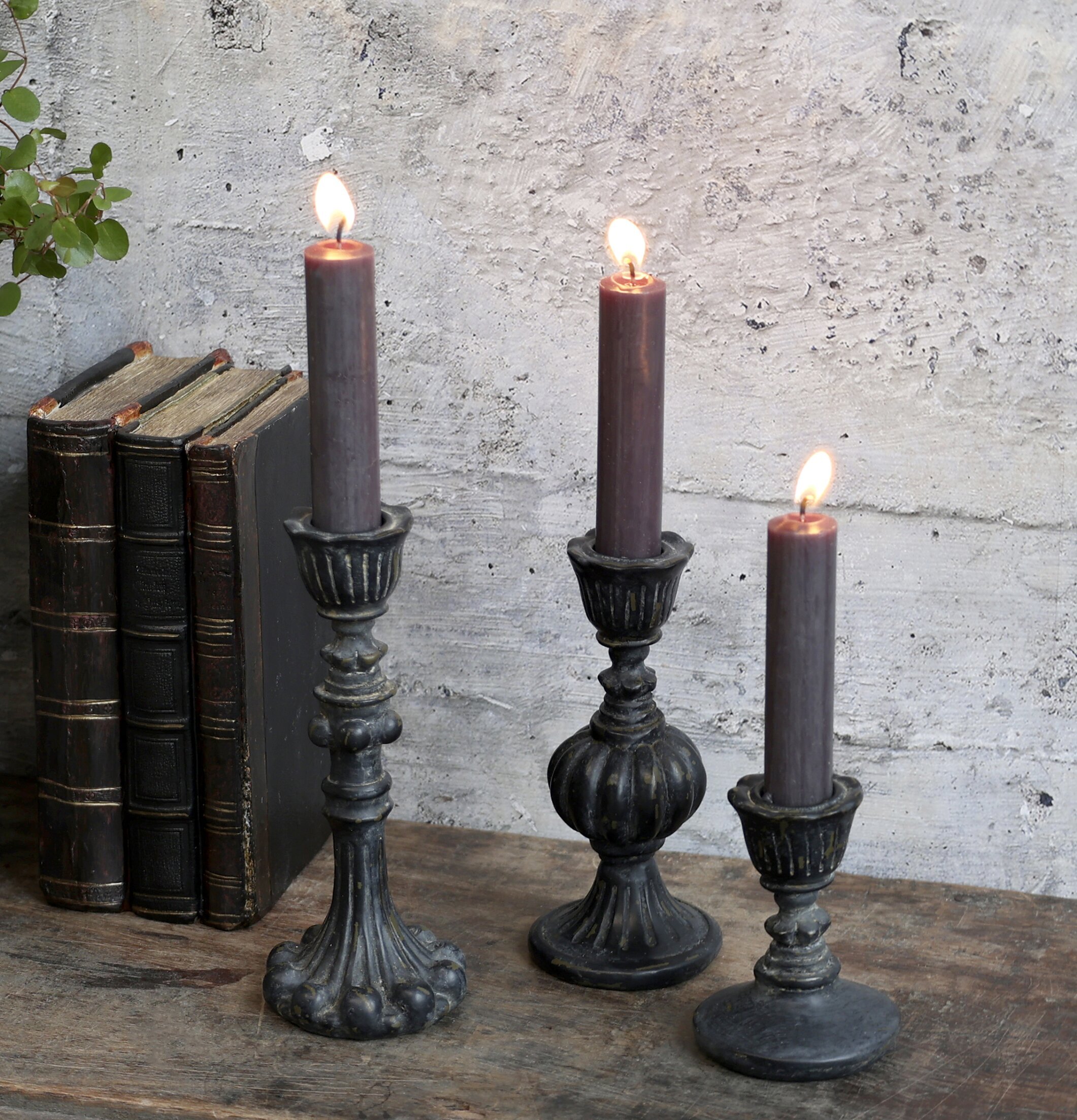 Ljusstake #1 Antiksvart från Chic Antique på träyta