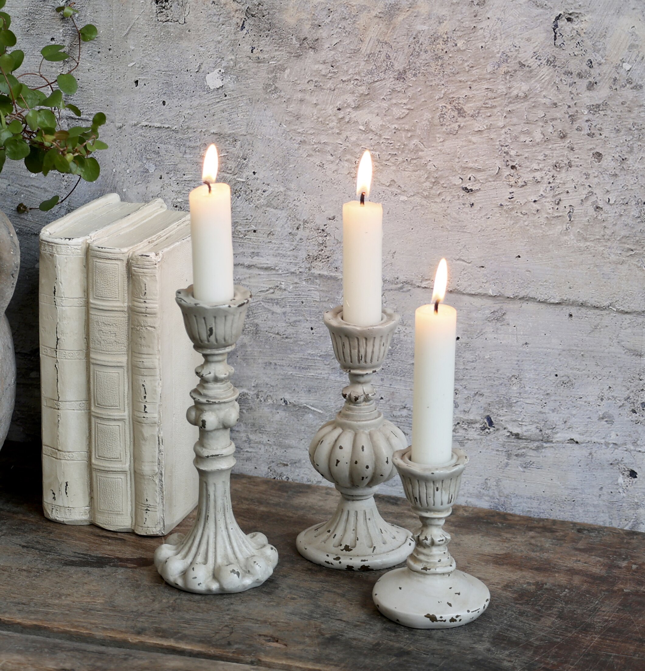 Ljusstake #1 Antikgrå från Chic Antique på rustikt träbord