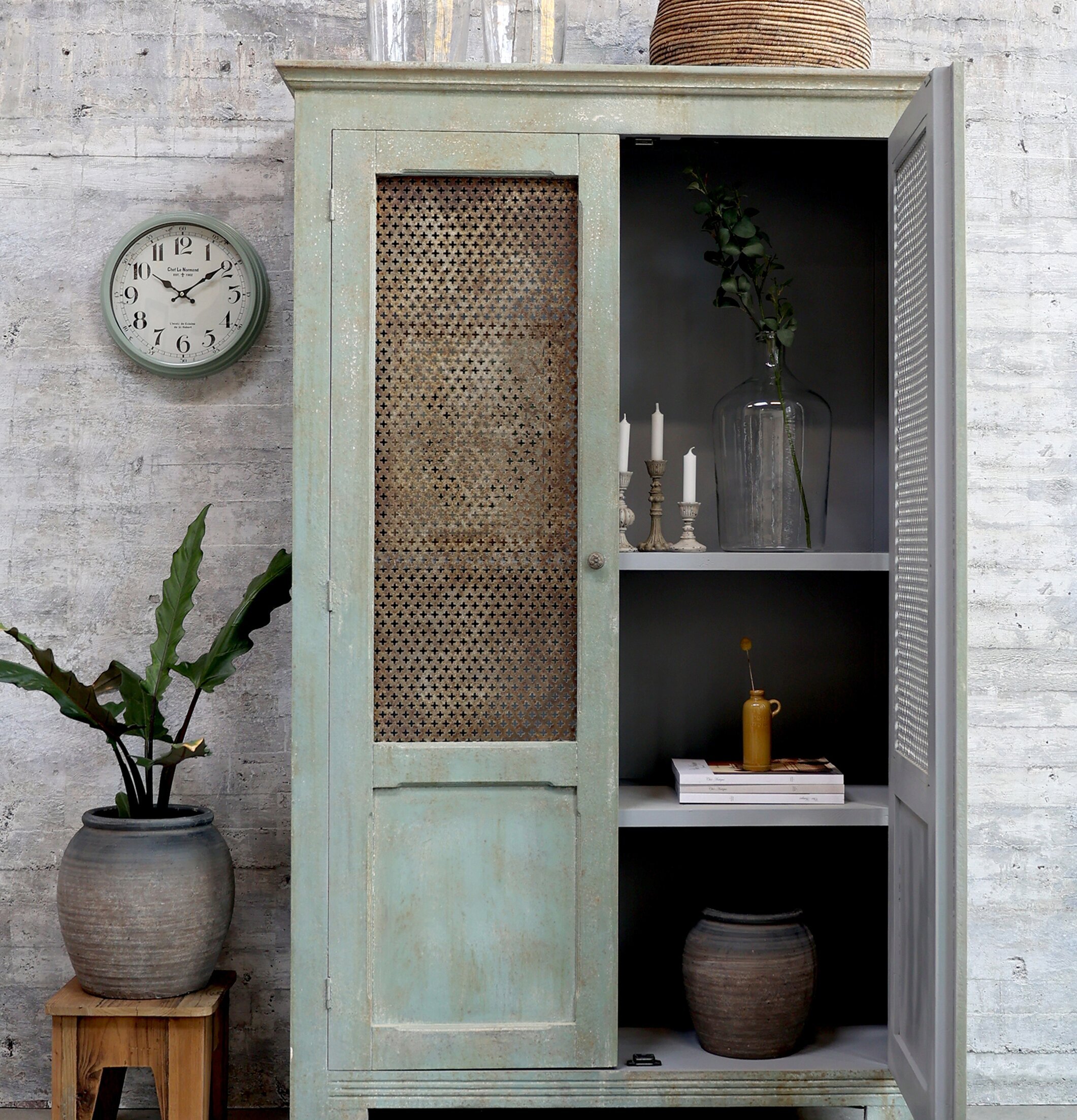 Ljusstake #1 Antikgrå från Chic Antique på en inredningshylla