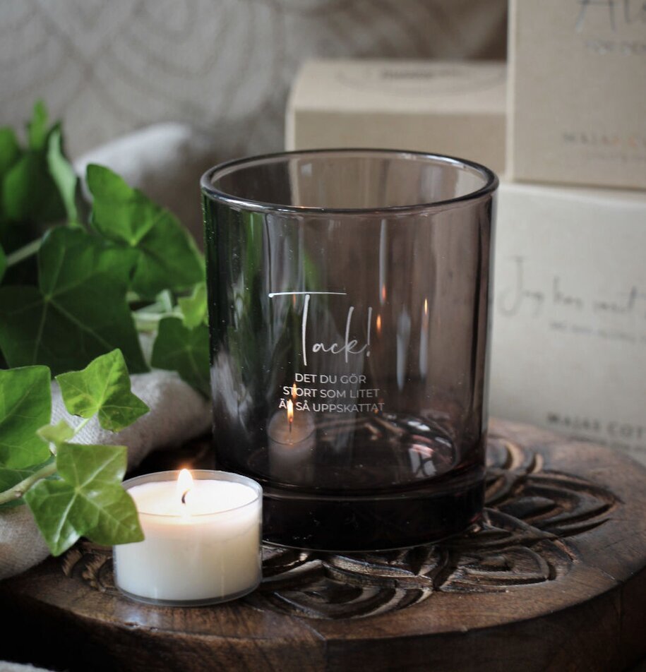 Ljuslykta - Tack från Majas Cottage på rustikt träbord