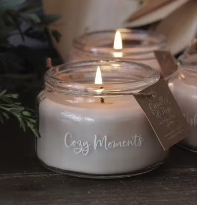 Foto av ett doftljus i harmonisk och inbjudande miljö