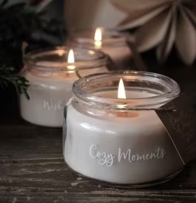 Bild av tre doftljus som skapar en mysig atmosfär