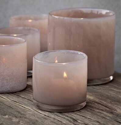 Ljuslykta Lumiere Sand Liten från Majas Cottage på träbord