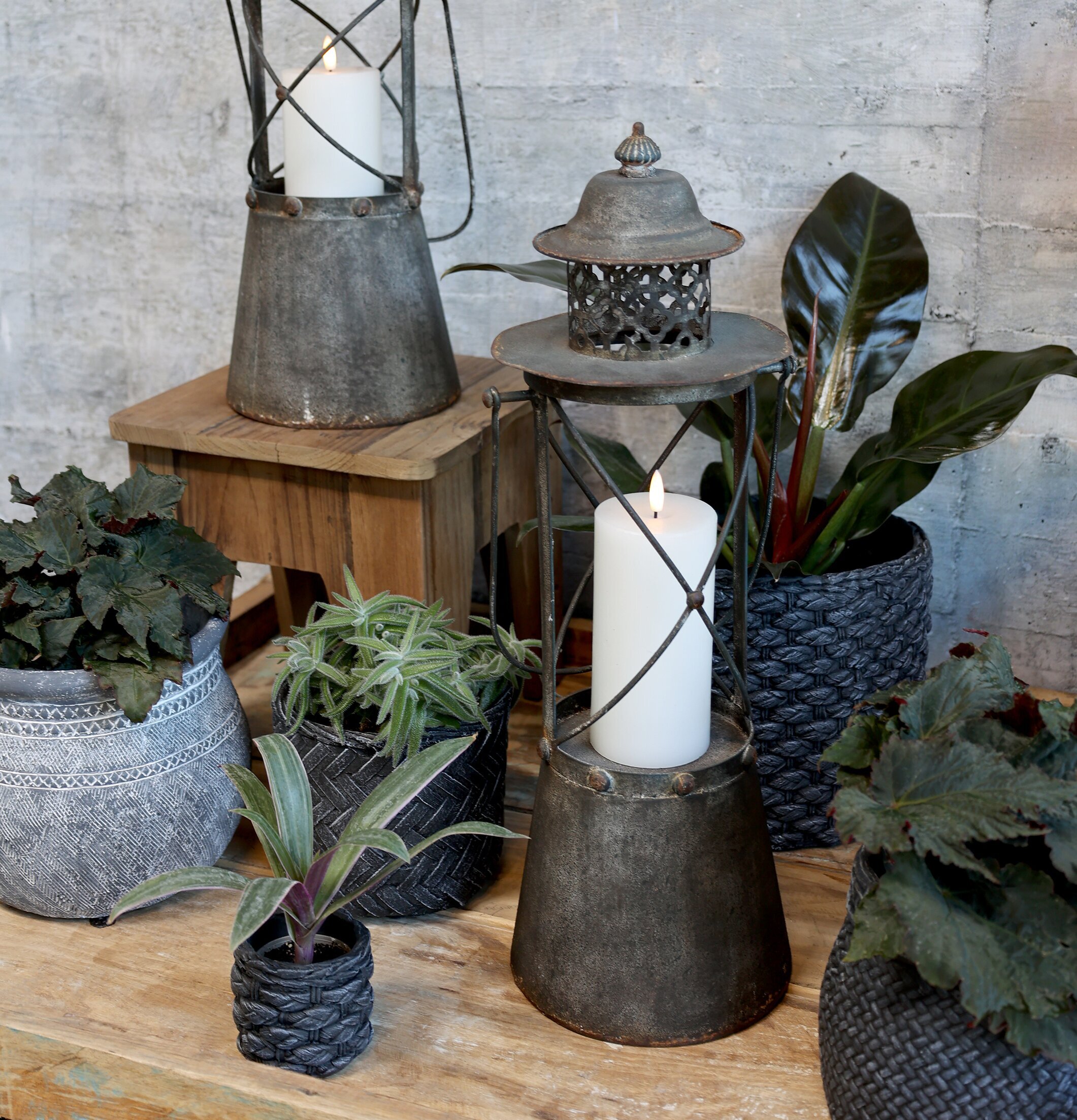 Bild av rustika ljuslyktor i harmonisk miljö