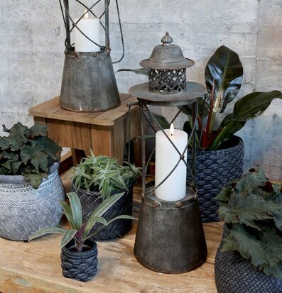 Bild av rustika ljuslyktor i harmonisk miljö