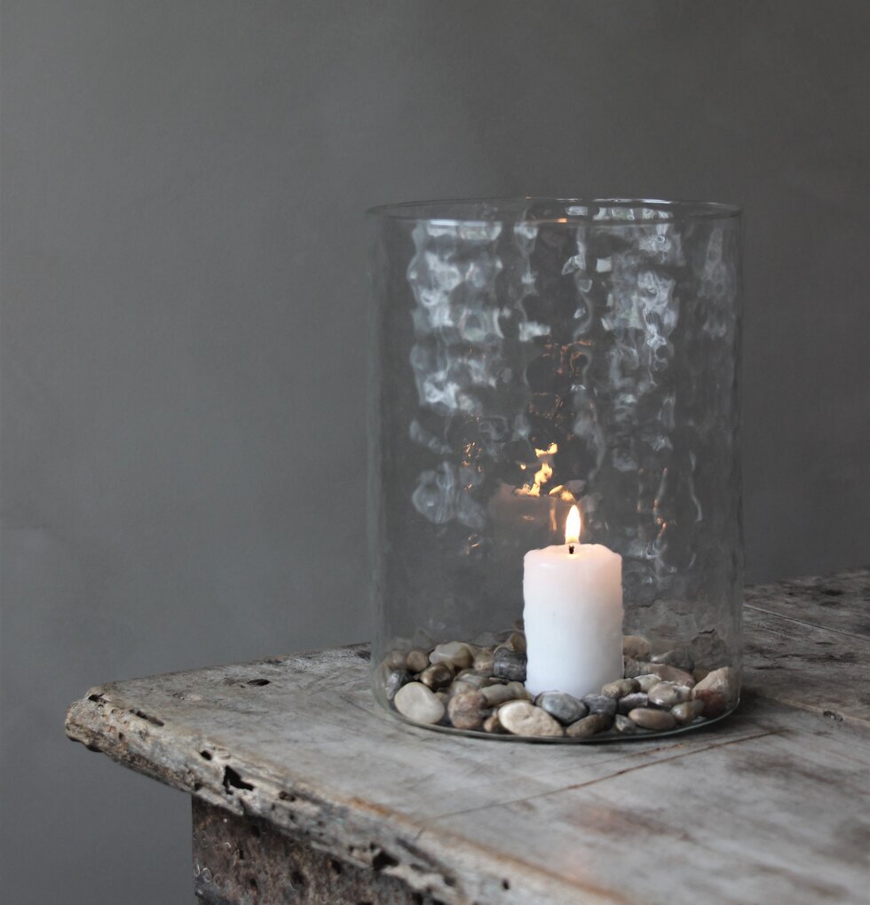 Ljuslykta Hamra 15x20Cm från Majas Cottage på rustikt bord