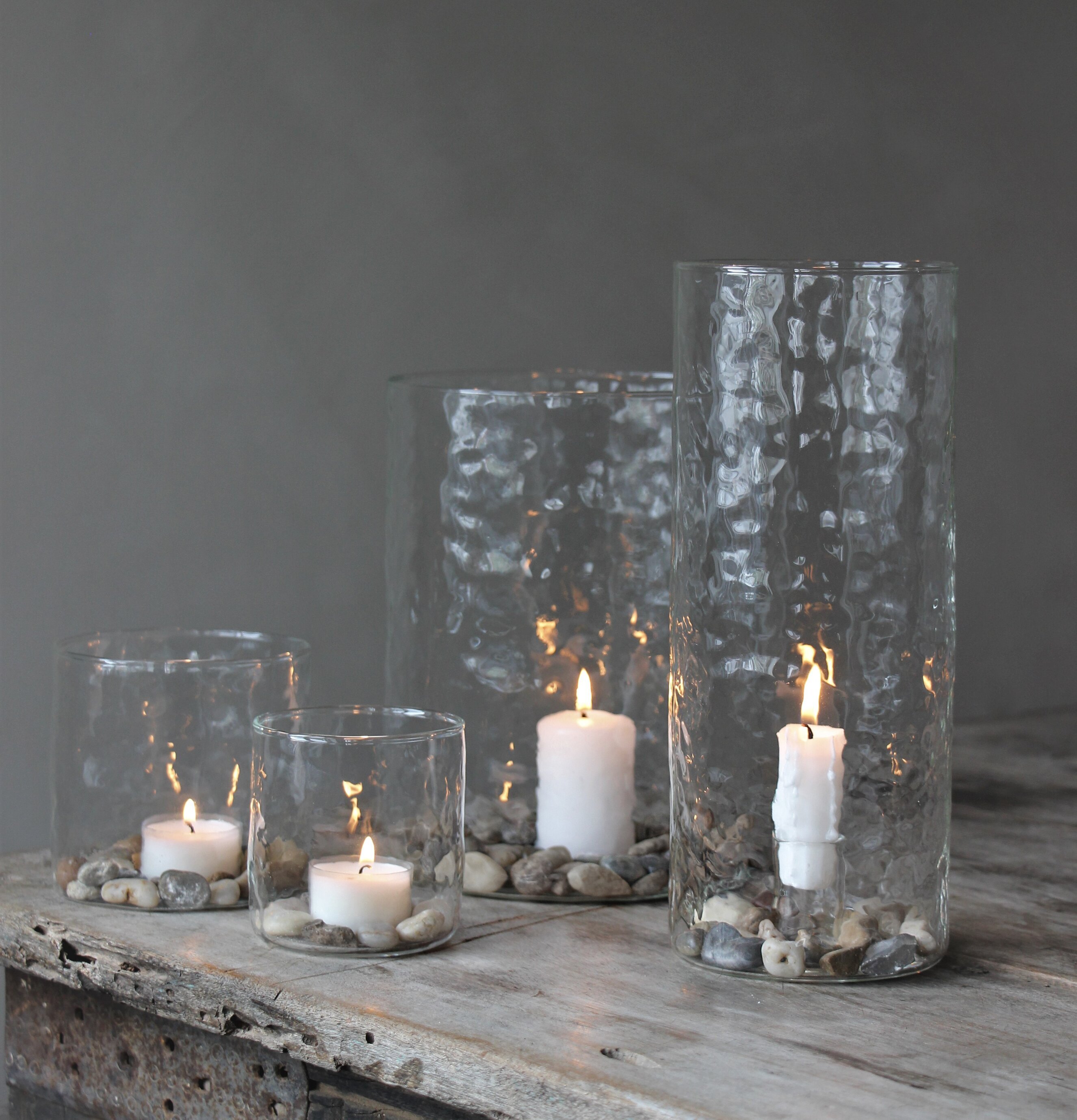 Ljuslykta Hamra 10x25Cm från Majas Cottage på träbord