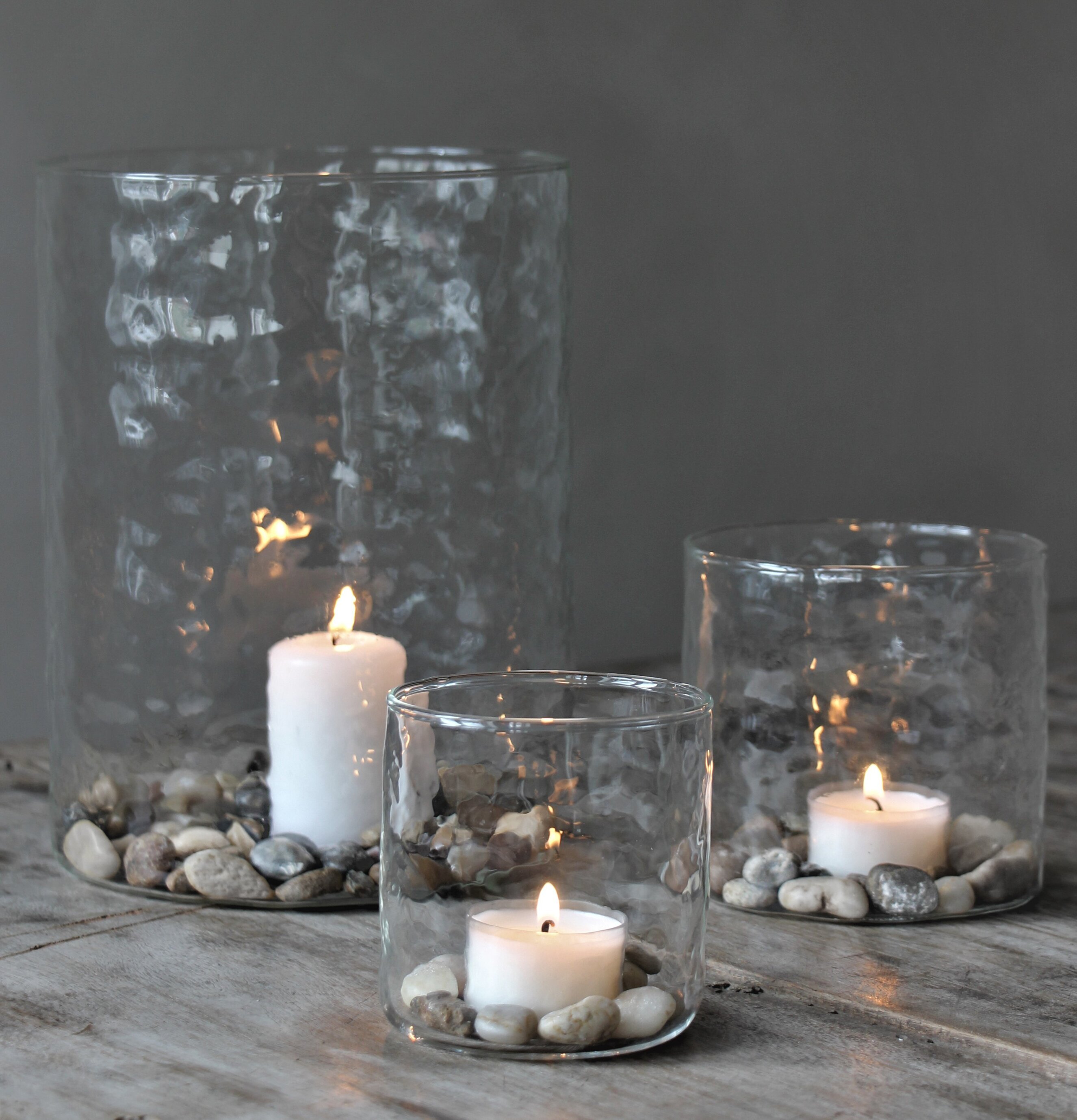 Ljuslykta Hamra 15x20Cm från Majas Cottage på rustikt bord