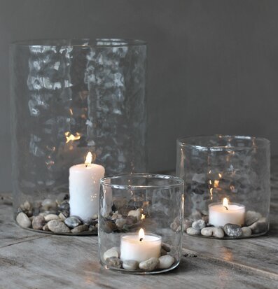 Ljuslykta Hamra 15x20Cm från Majas Cottage på rustikt bord