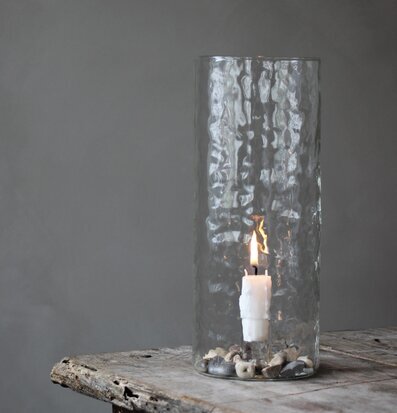 Ljuslykta Hamra 10x25Cm från Majas Cottage på rustikt bord