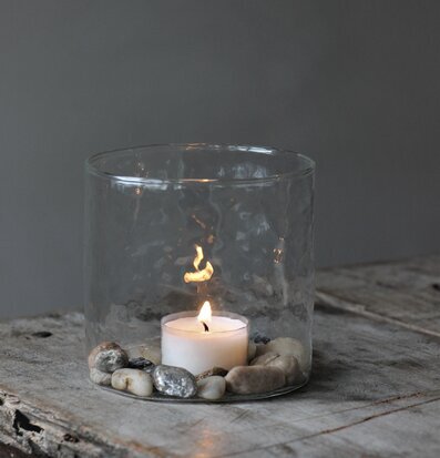 Ljuslykta Hamra 10x10Cm från Majas Cottage på träbord