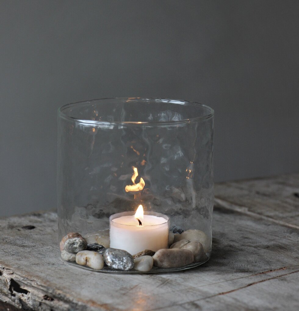 Ljuslykta Hamra 10x10Cm från Majas Cottage på träbord