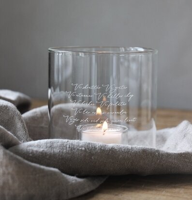 Ljuslykta - Vi från Majas Cottage i klart glas med text