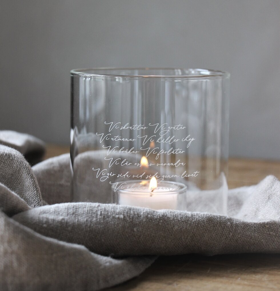 Ljuslykta - Vi från Majas Cottage i klart glas med text