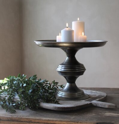 Bild av stilren inredningsdetalj med ljus och kvistar