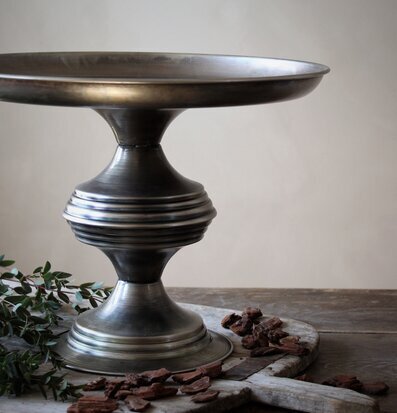 Bild av elegant metallfat med rustik träkontrast