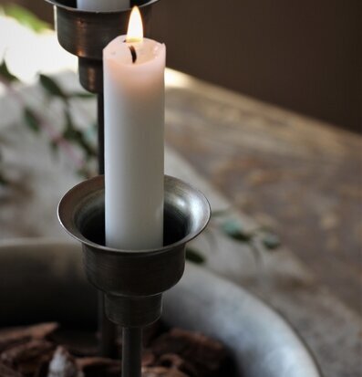 Bild av stämningsfull ljushållare i metallfinish