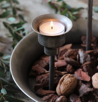 Foto av ljushållare med rustik och inbjudande känsla