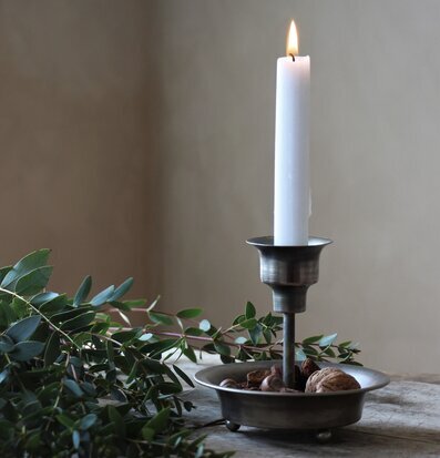 Foto av en ljushållare i en harmonisk och lugn scen