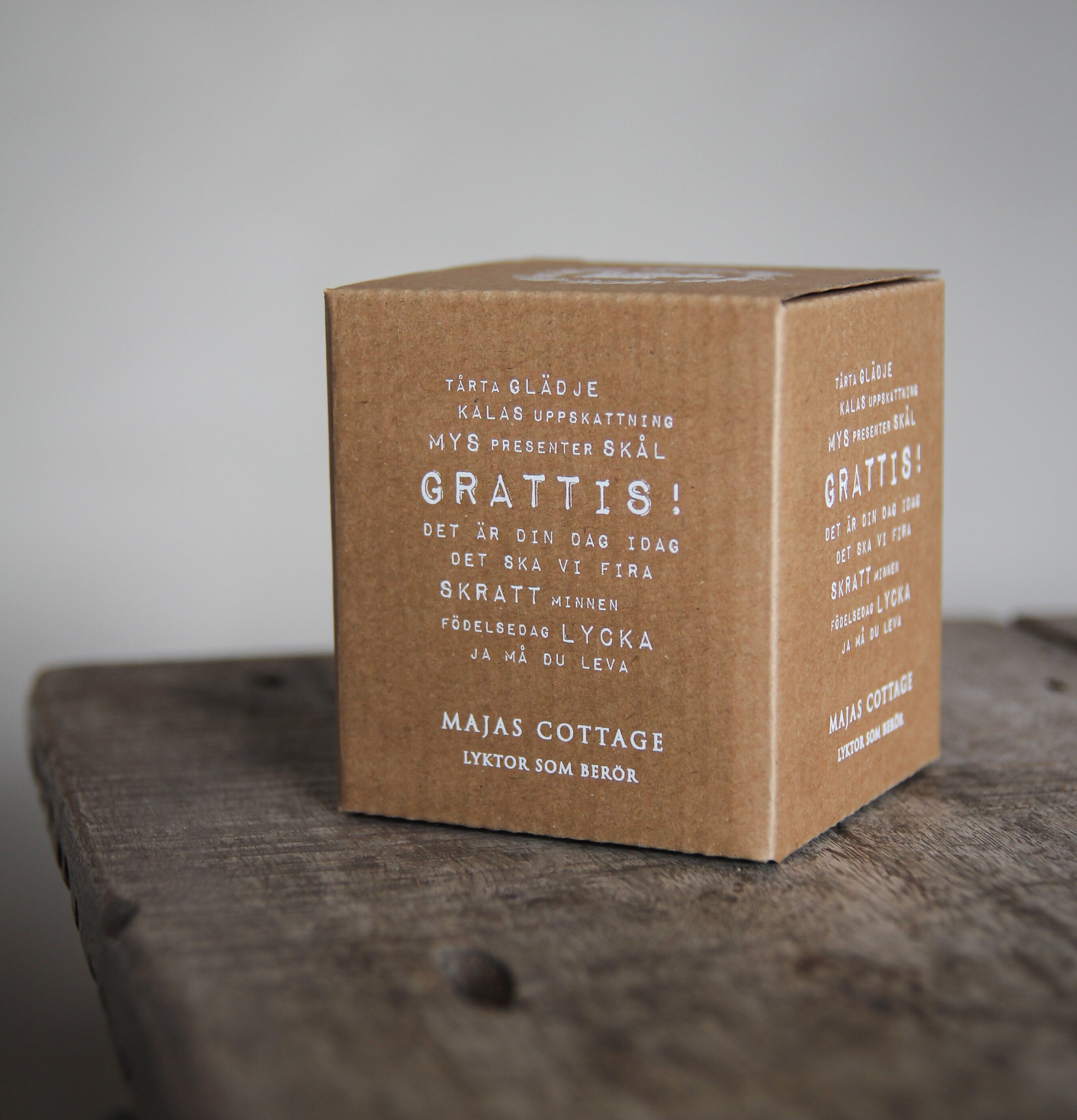 Ljuslykta - Grattis från Majas Cottage i rustik kartong
