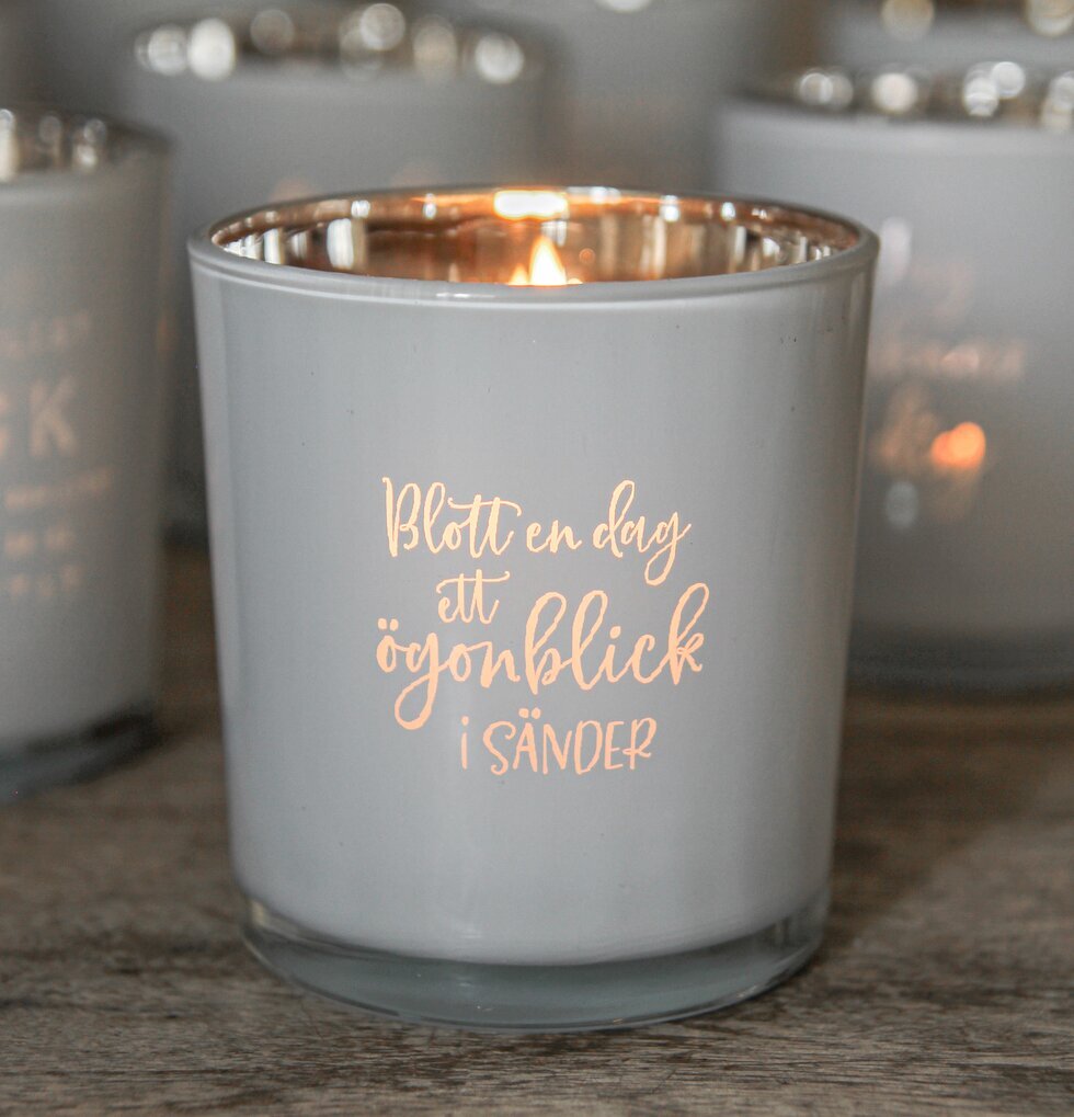 Ljuslykta - Blott En Dag från Majas Cottage på träbord