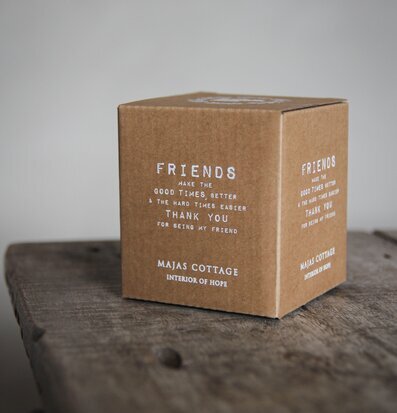 Ljuslykta - Friends från Majas Cottage i rustik kartong