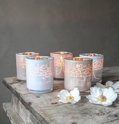 Ljuslykta - Family Vit från Majas Cottage på rustikt bord