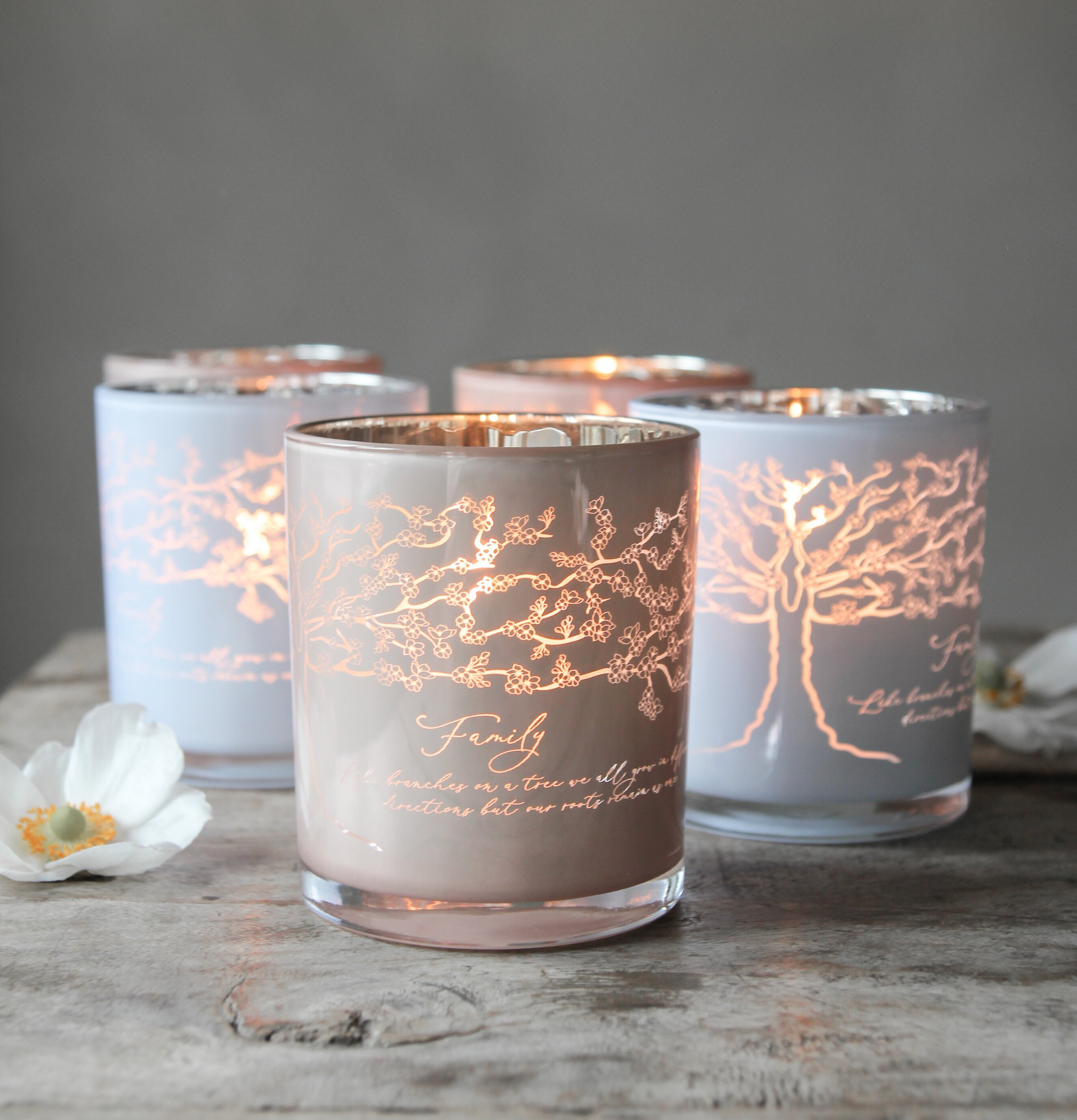 Ljuslykta - Family Soft Pink från Majas Cottage på träbord