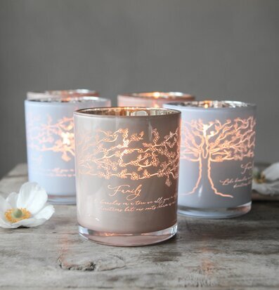 Ljuslykta - Family Soft Pink från Majas Cottage på träbord