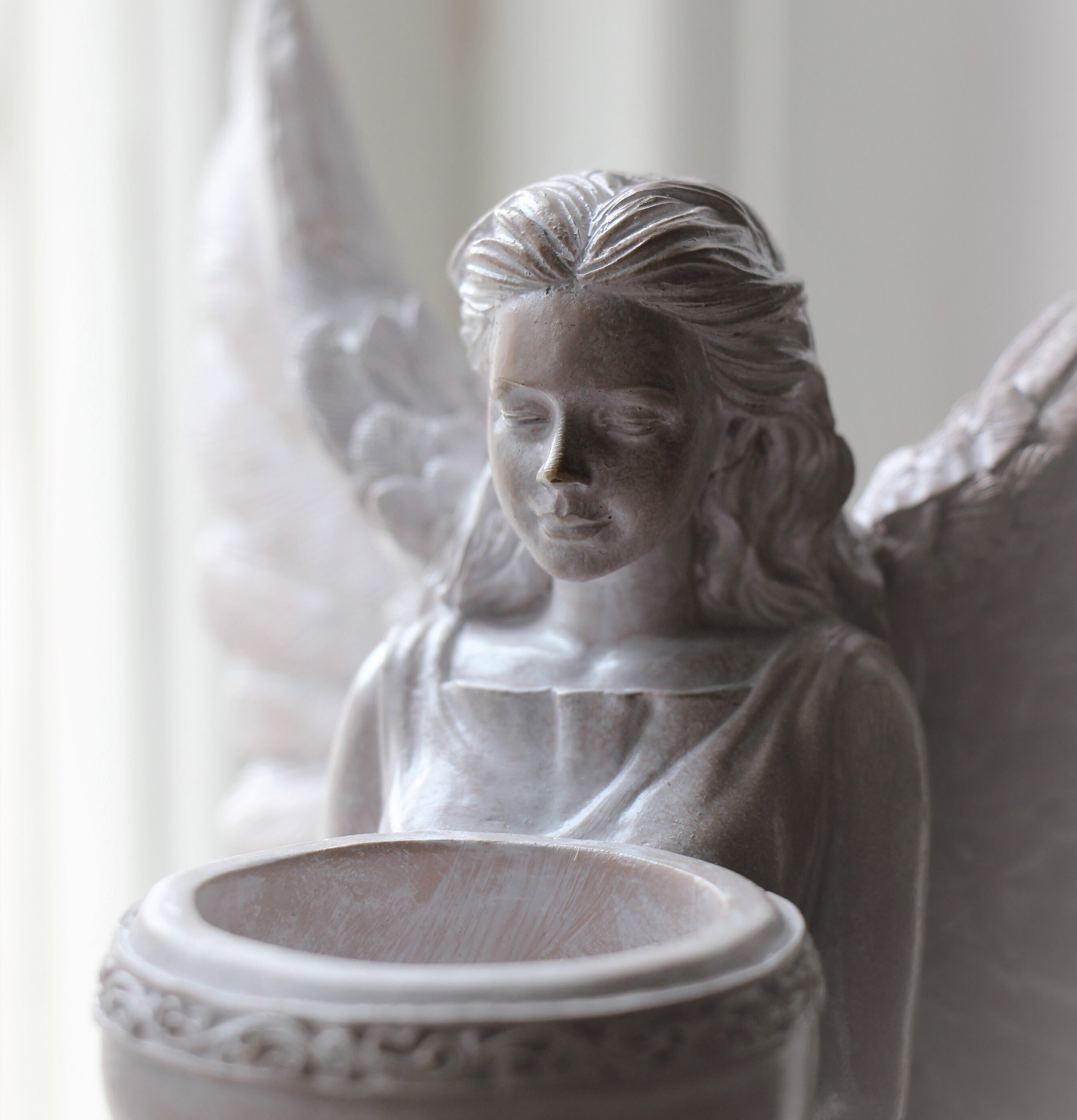 Bild av en detaljerad ängel ljushållare för hemmet