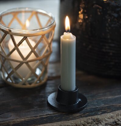 Bild av ett stilfullt ljusarrangemang i mysig miljö