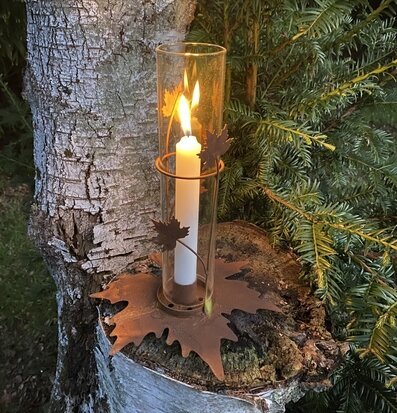 Bild av stämningsfull ljusstake i naturlig miljö