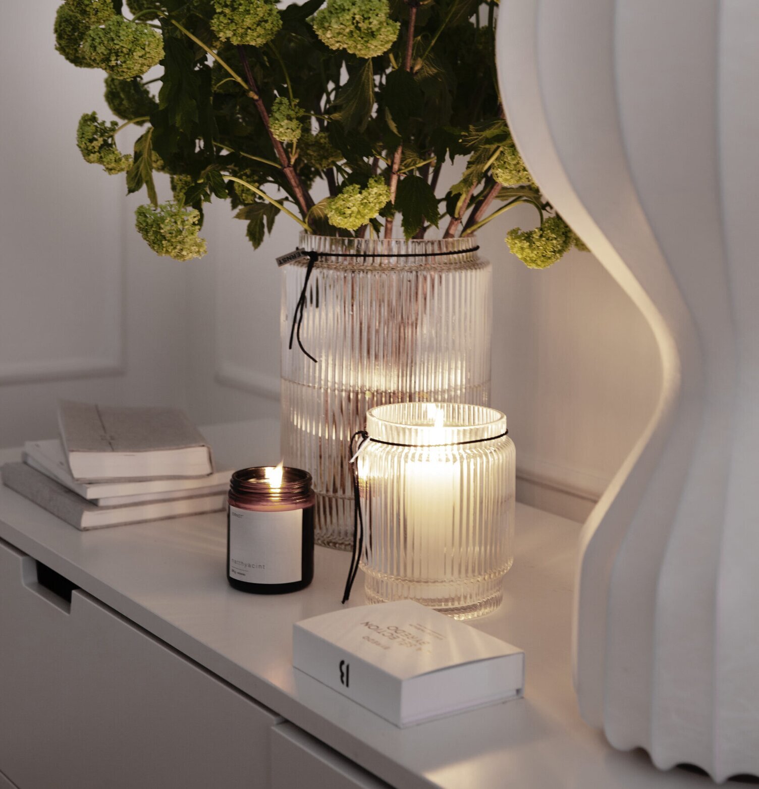 Bild av stilfullt arrangerad interiör med glasdetaljer