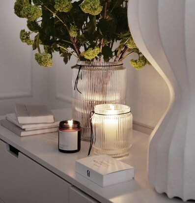 Bild av stilfullt arrangerad interiör med glasdetaljer