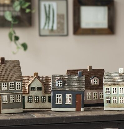 Ljuslykta My Home Town #7 från IB Laursen på rustikt bord