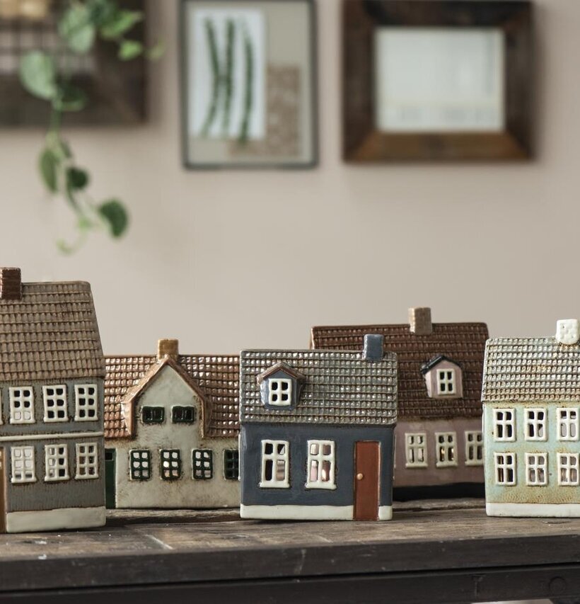 Ljuslykta My Home Town #4 från IB Laursen på rustikt bord