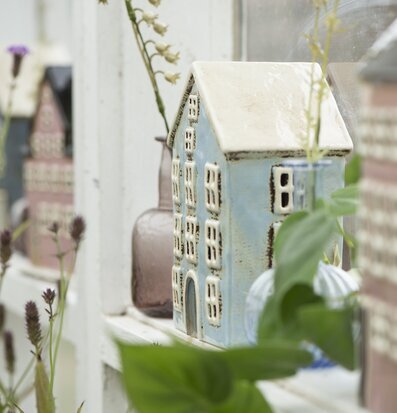 Ljuslykta Nyhavn Ljusblå från IB Laursen omgiven av grönska