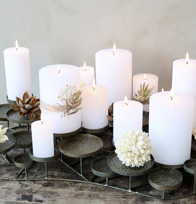 Bild av elegant ljusstake i antik mässing med blommor