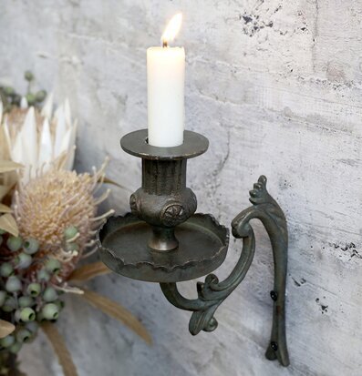 Foto av antik ljusstake i mässing med tidlös design