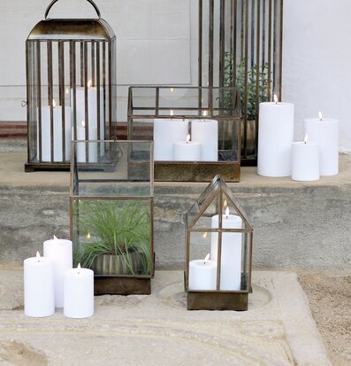 Bild av harmonisk utomhusmiljö med ljuslyktor