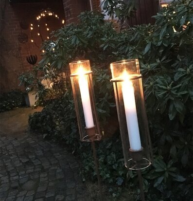 Extraglas Eldvakt från Eldgarden i en trädgårdsmiljö