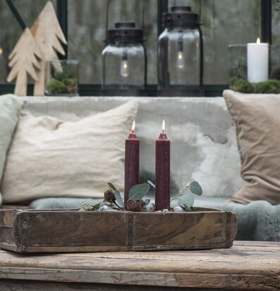 Bild av stämningsfull miljö med rustika ljus och trä