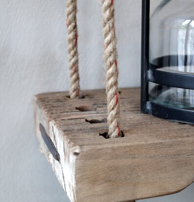 Bild av rustik hylla med jutesnöre och metallram