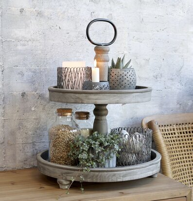 Bild av dekorativt arrangemang med rustik våningsfat