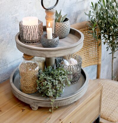 Bild av charmig hemaccessoar med rustik tvåvåningsfat